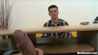 Jeho první anál soulož, je to gay?
